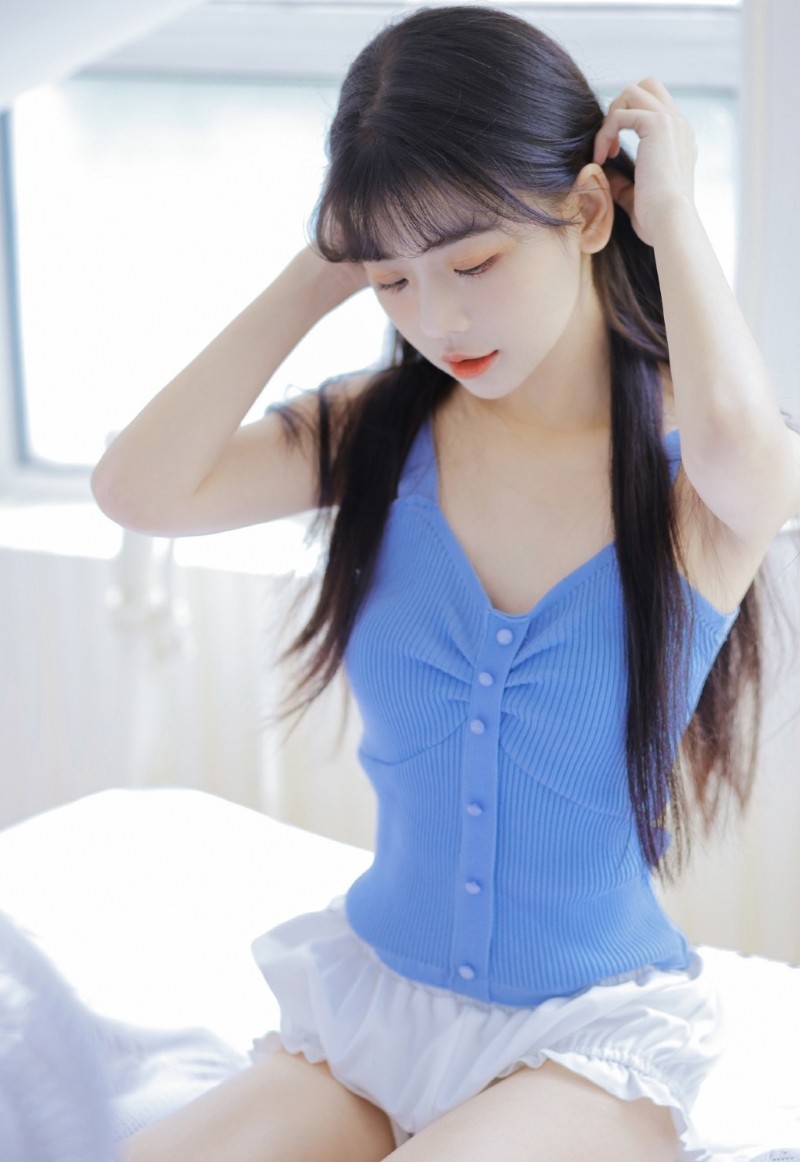 牛奶肌美少女白丝美腿床上写真