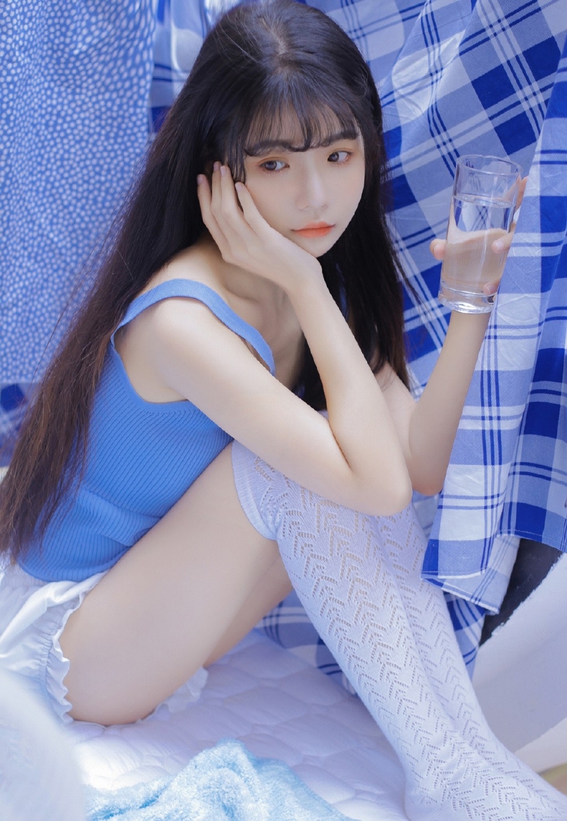牛奶肌美少女白丝美腿床上写真