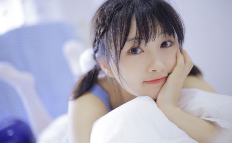 双马尾萌妹子白丝美腿床上写真