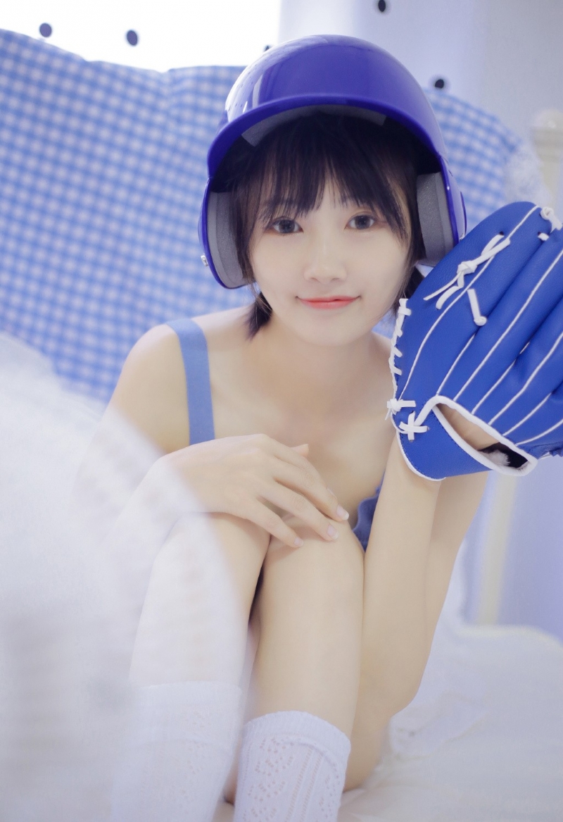 双马尾萌妹子白丝美腿床上写真