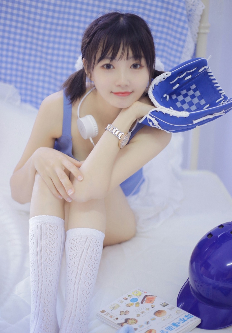 双马尾萌妹子白丝美腿床上写真