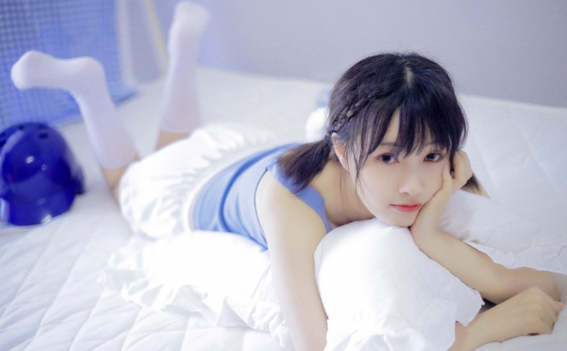 双马尾萌妹子白丝美腿床上写真
