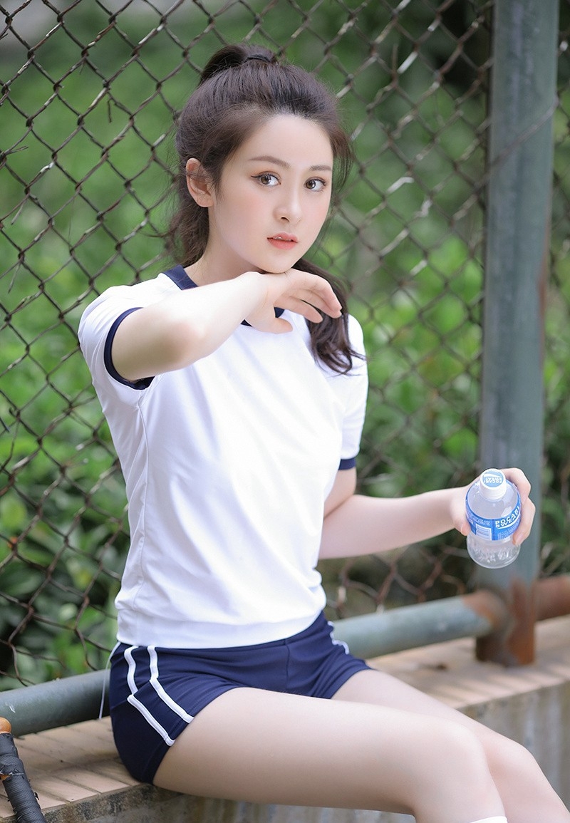 体操服学生妹白丝美腿户外写真