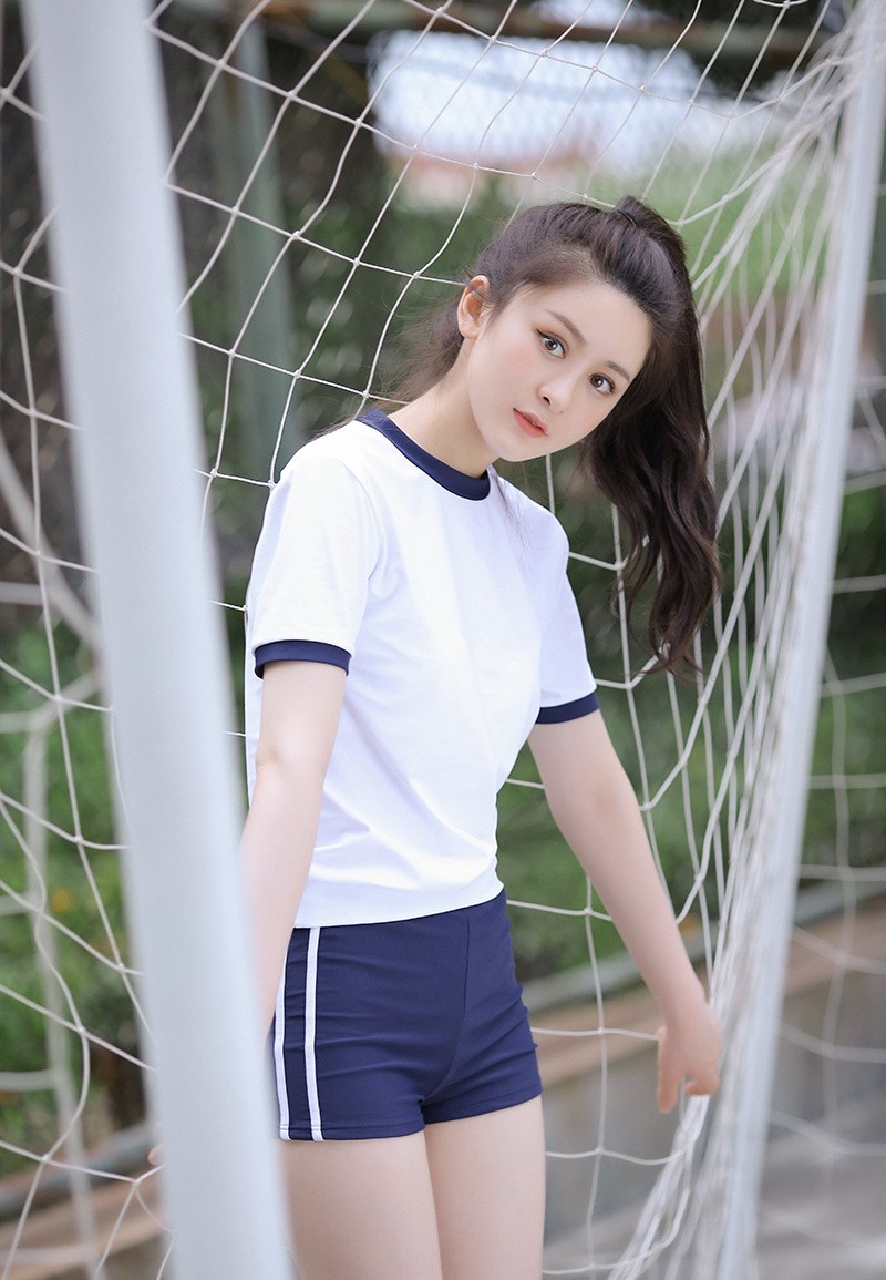 体操服学生妹白丝美腿户外写真