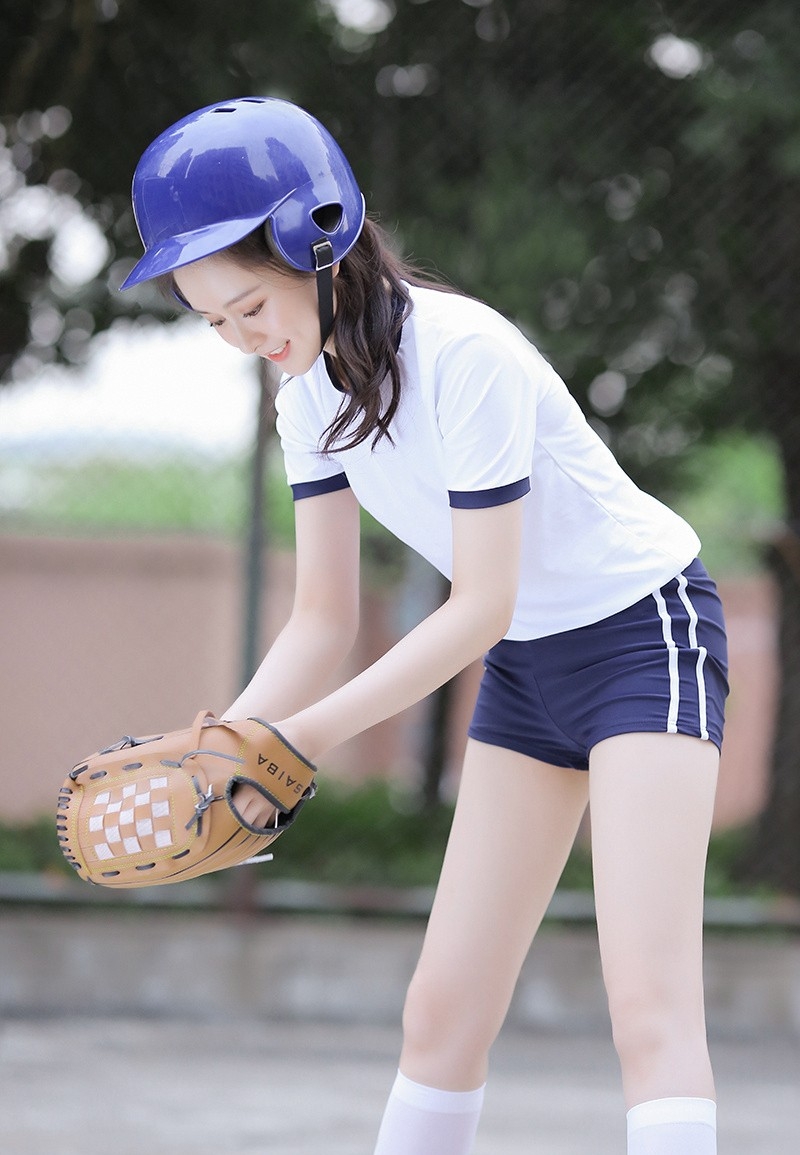 体操服学生妹白丝美腿户外写真