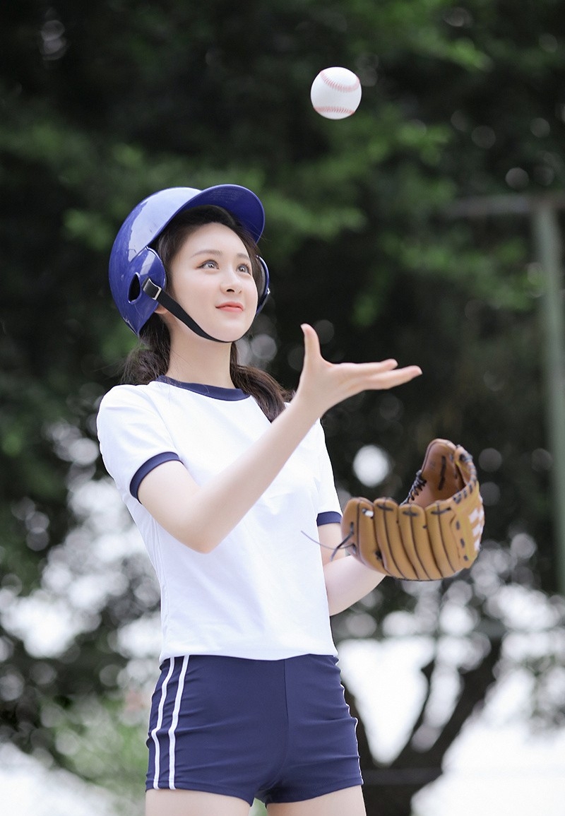 体操服学生妹白丝美腿户外写真