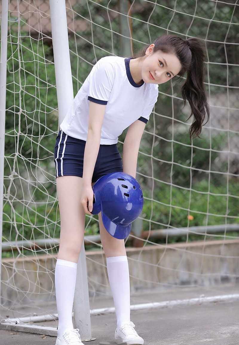 体操服学生妹白丝美腿户外写真