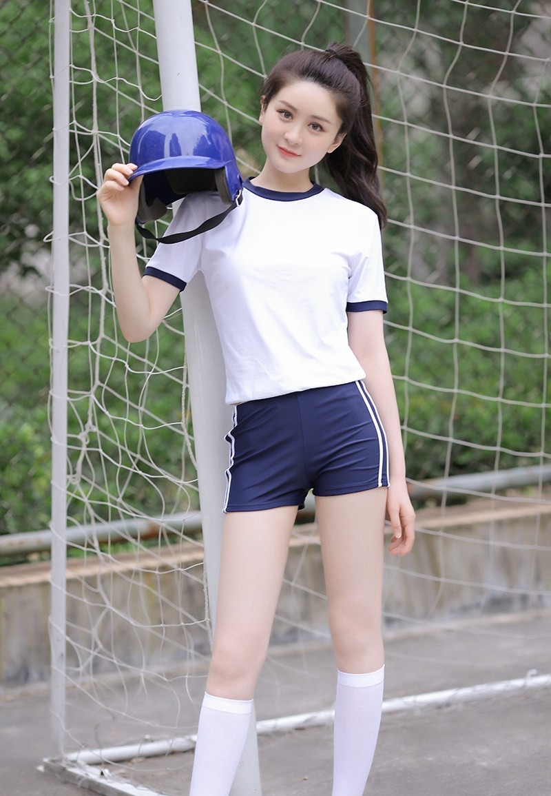 体操服学生妹白丝美腿户外写真