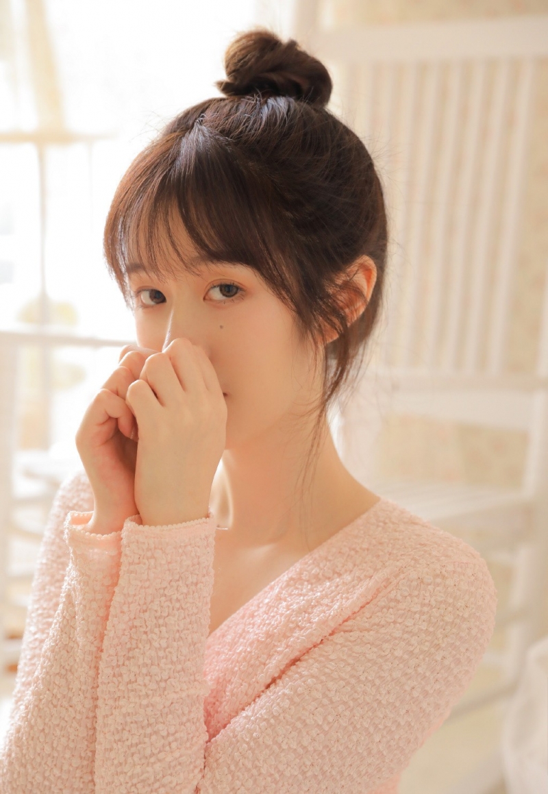 丸子头萌妹子白丝美腿精选图片