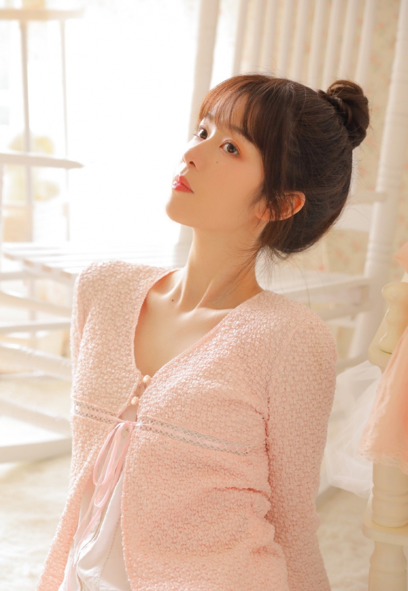 丸子头萌妹子白丝美腿精选图片