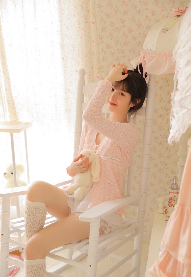 丸子头萌妹子白丝美腿精选图片