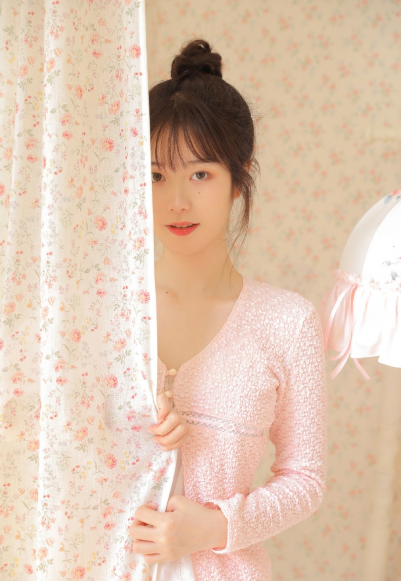 丸子头萌妹子白丝美腿精选图片