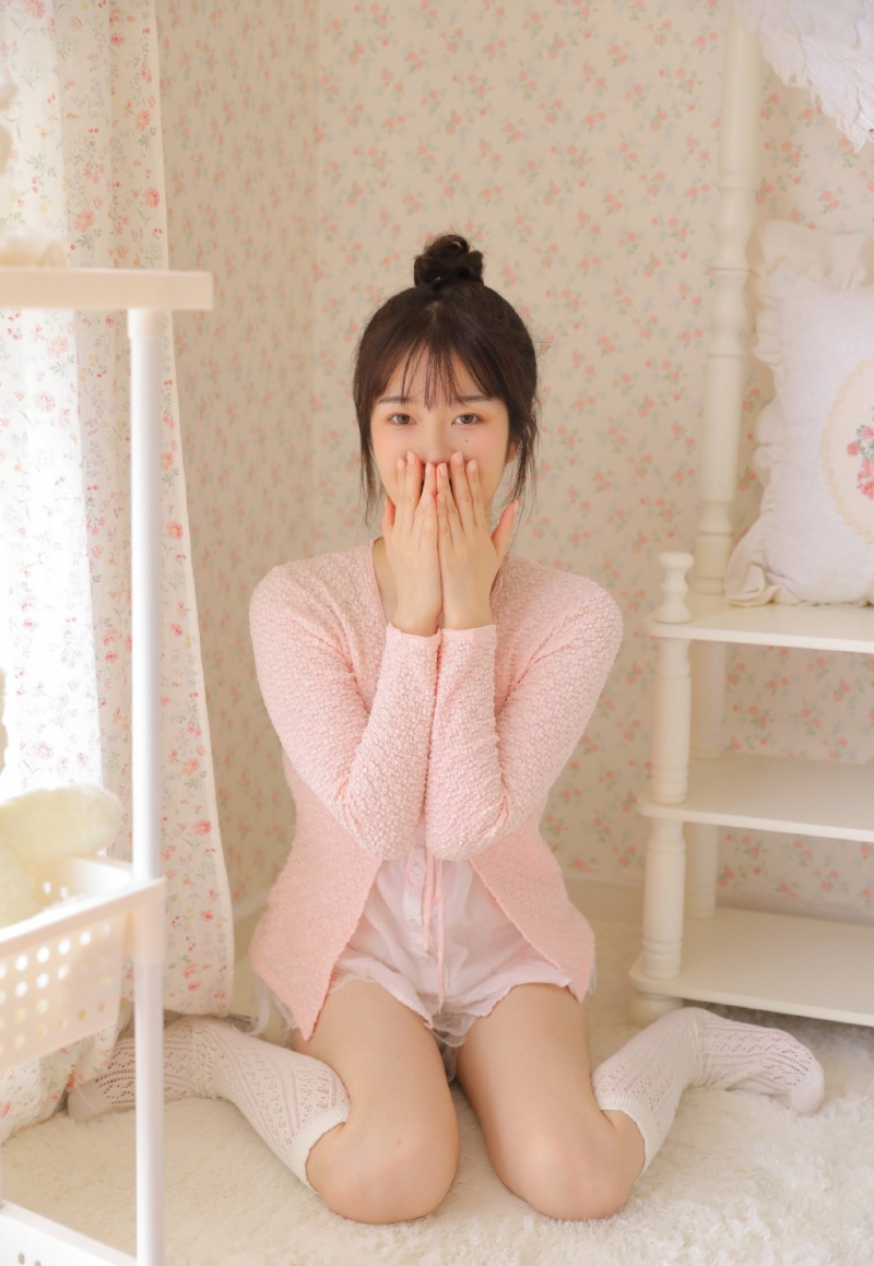 丸子头萌妹子白丝美腿精选图片