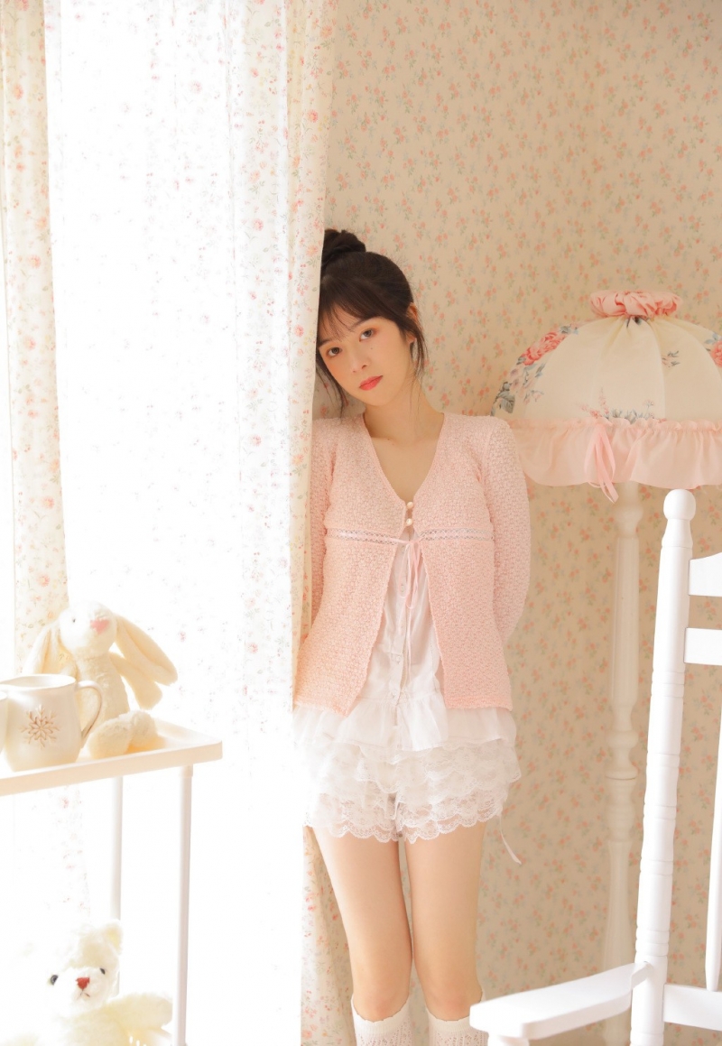 丸子头萌妹子白丝美腿精选图片