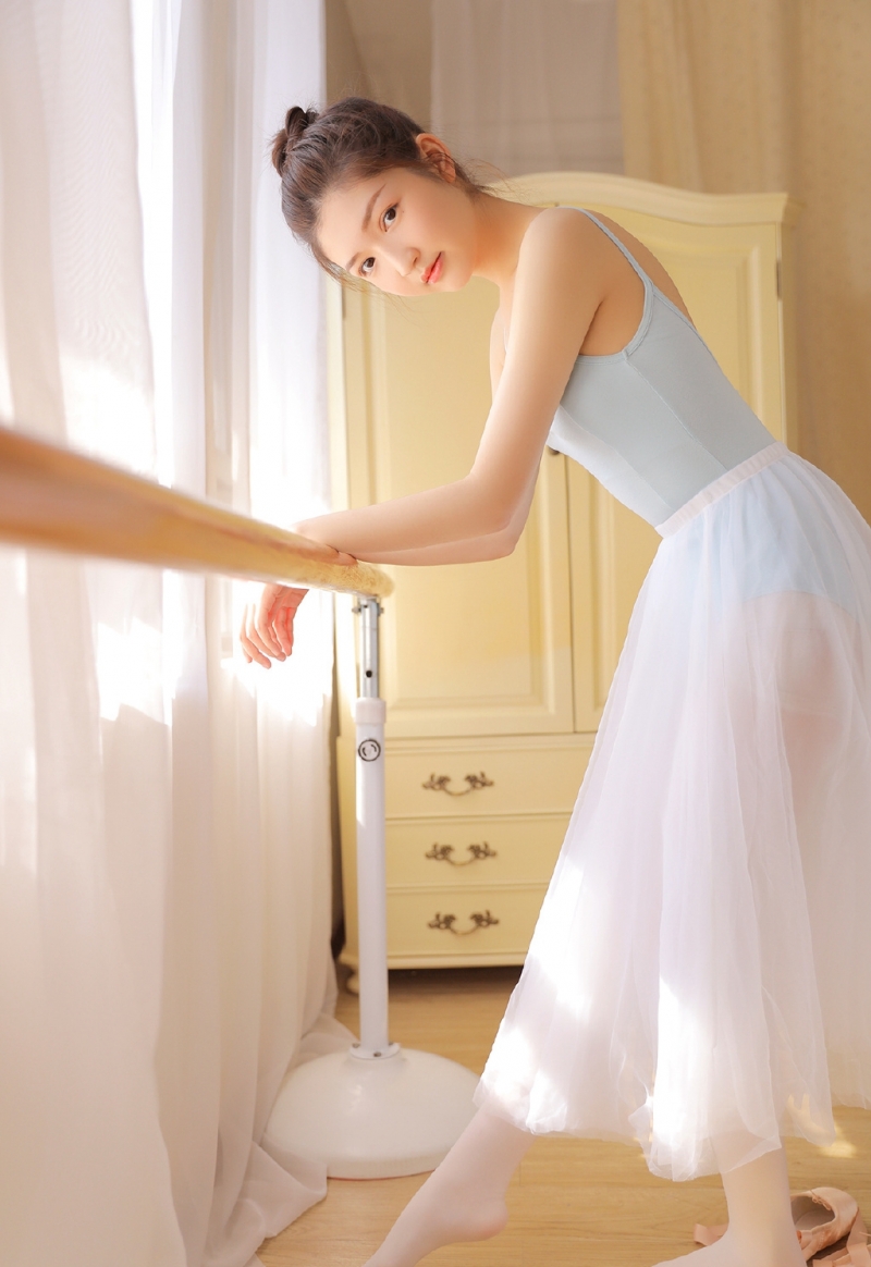 芭蕾舞小姐姐白丝美腿精选图片