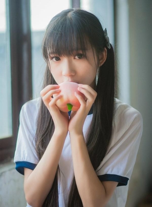 双马尾学生妹白丝美腿户外写真