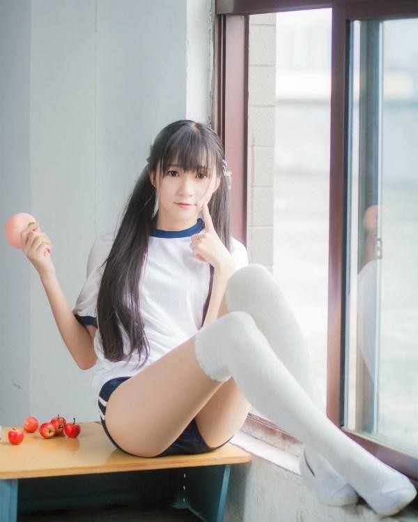 双马尾学生妹白丝美腿户外写真