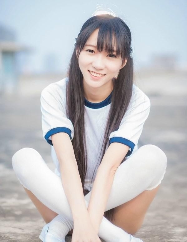 双马尾学生妹白丝美腿户外写真