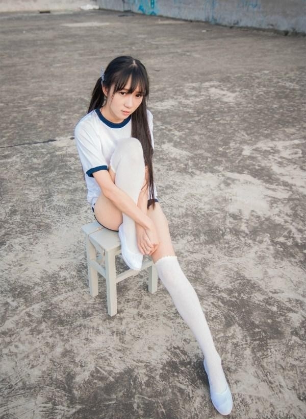 双马尾学生妹白丝美腿户外写真