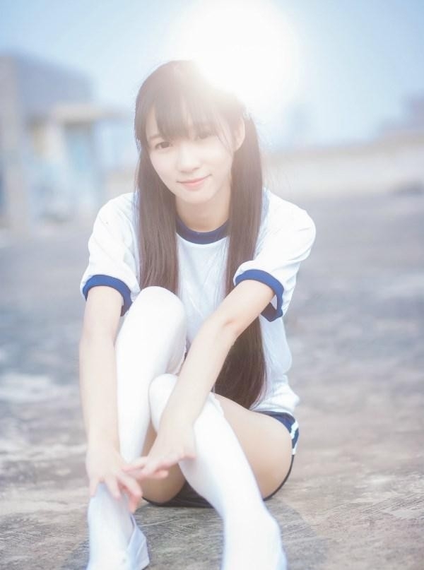 双马尾学生妹白丝美腿户外写真