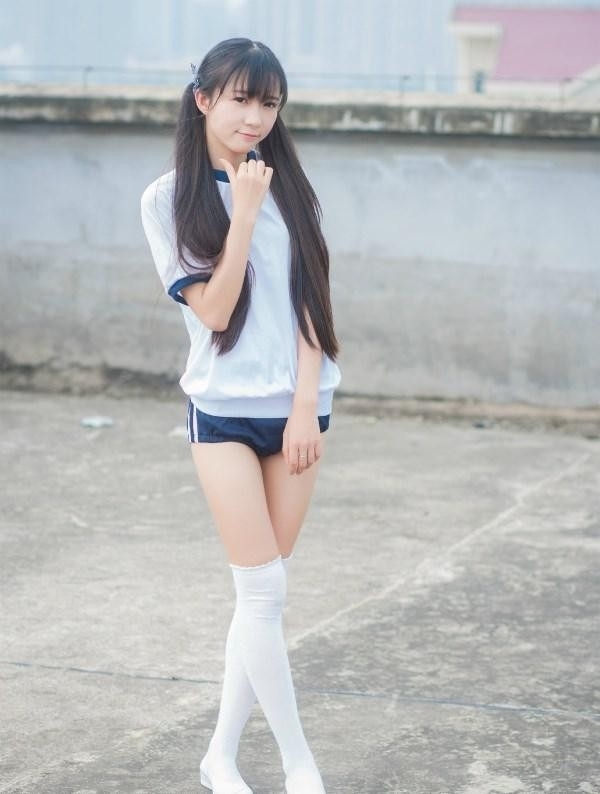 双马尾学生妹白丝美腿户外写真