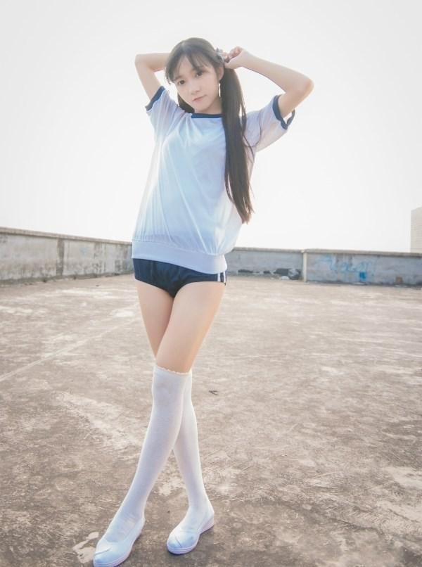 双马尾学生妹白丝美腿户外写真