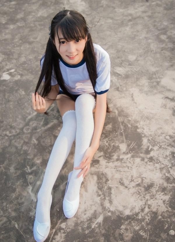 双马尾学生妹白丝美腿户外写真