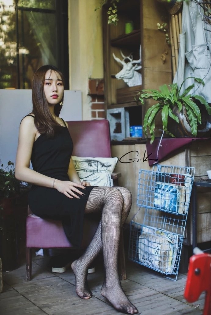 街拍美女吊带短裙黑丝美腿套图