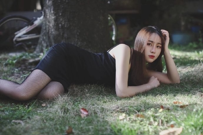 街拍美女吊带短裙黑丝美腿套图