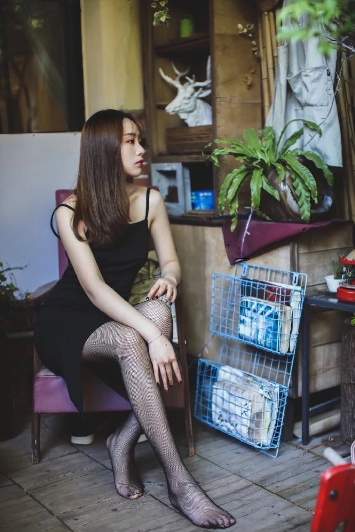 街拍美女吊带短裙黑丝美腿套图