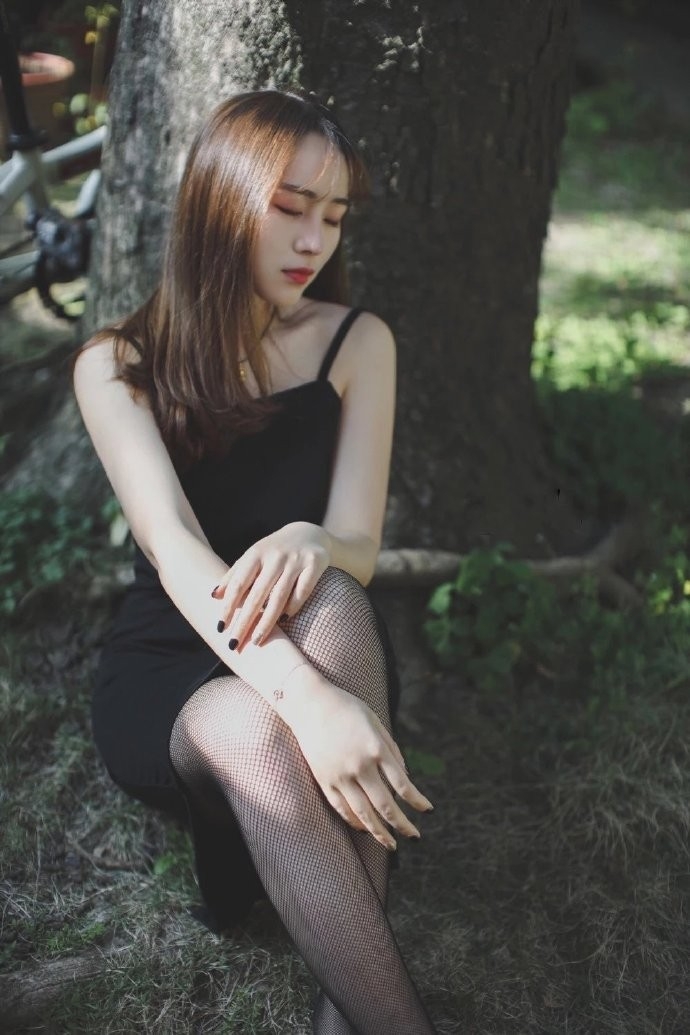 街拍美女吊带短裙黑丝美腿套图