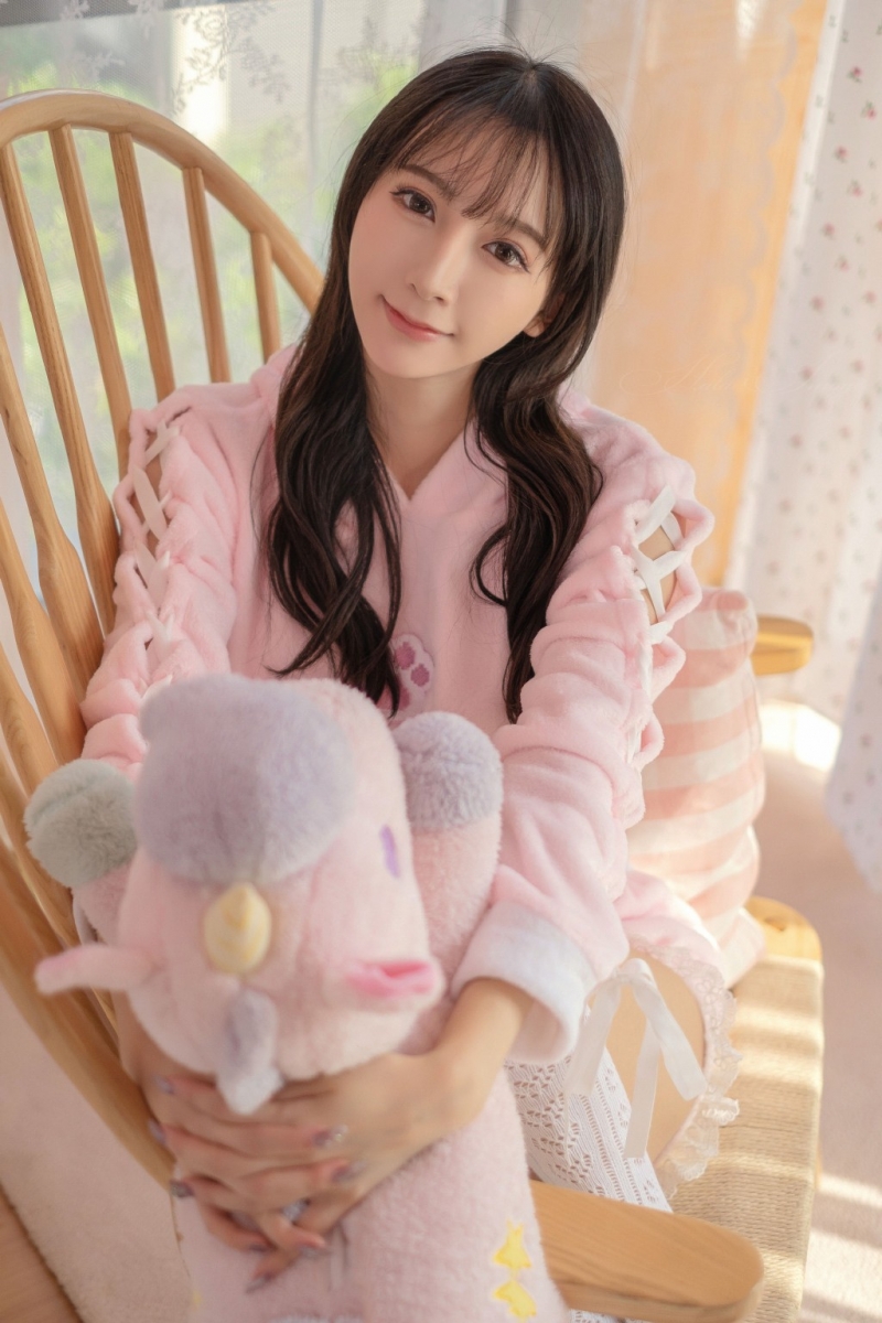 小蛮腰美女超短裤白丝美腿写真