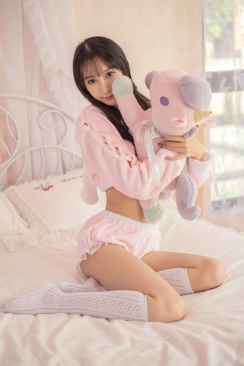 小蛮腰美女超短裤白丝美腿写真