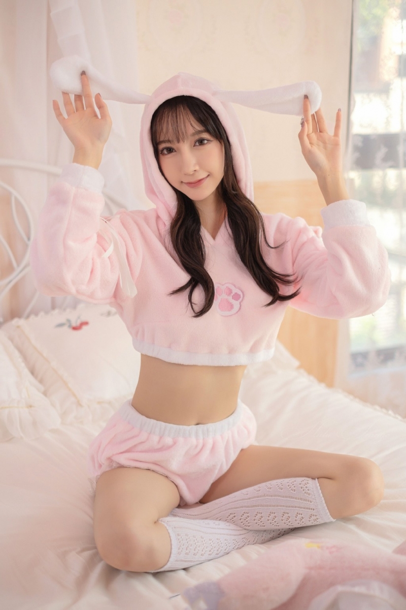 小蛮腰美女超短裤白丝美腿写真