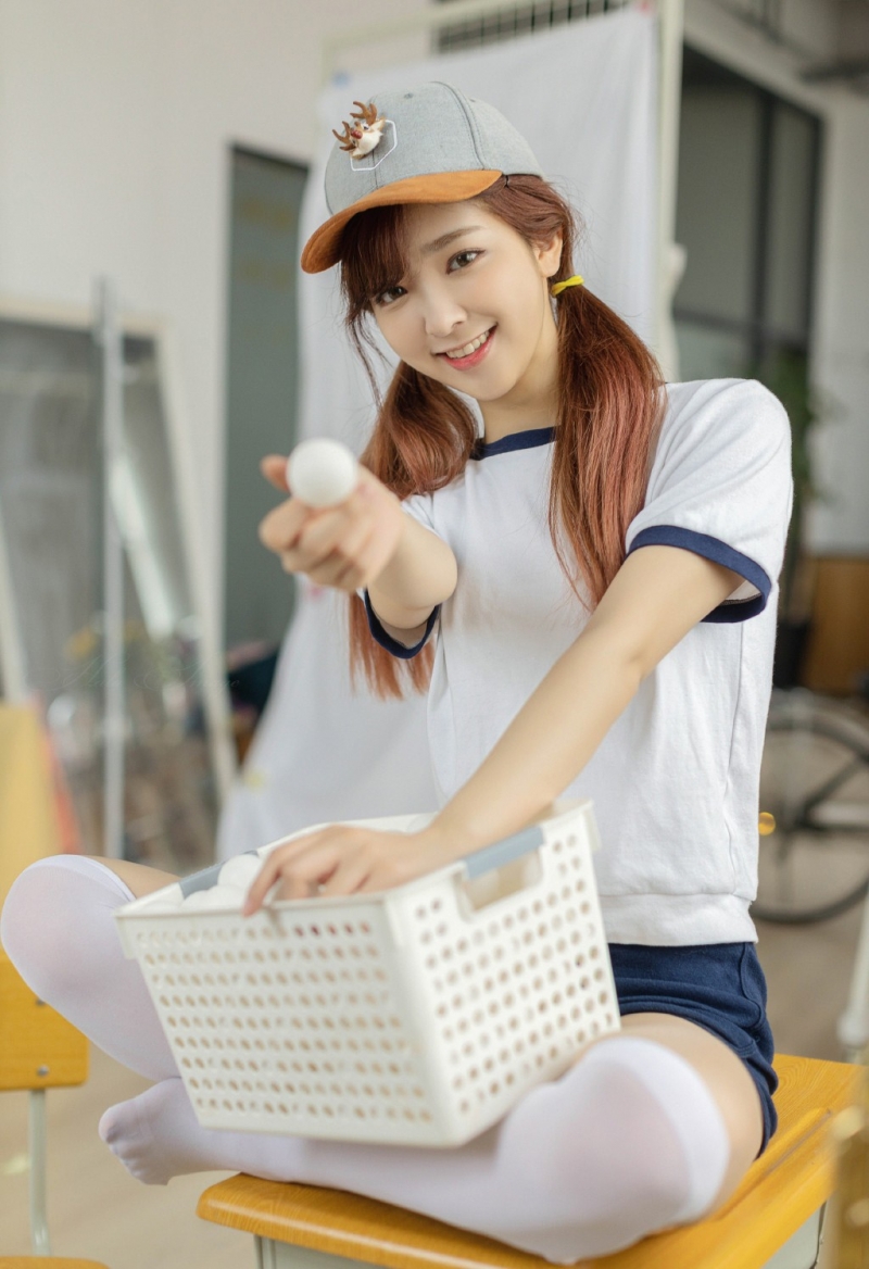 双马尾学生妹白丝美腿教室写真