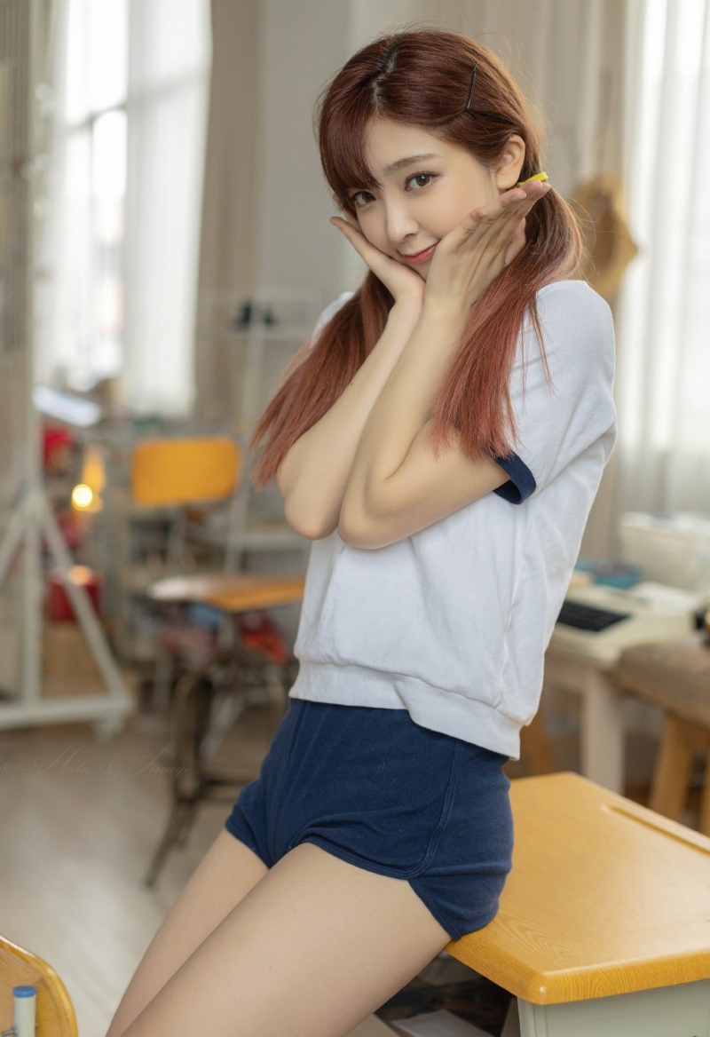 双马尾学生妹白丝美腿教室写真