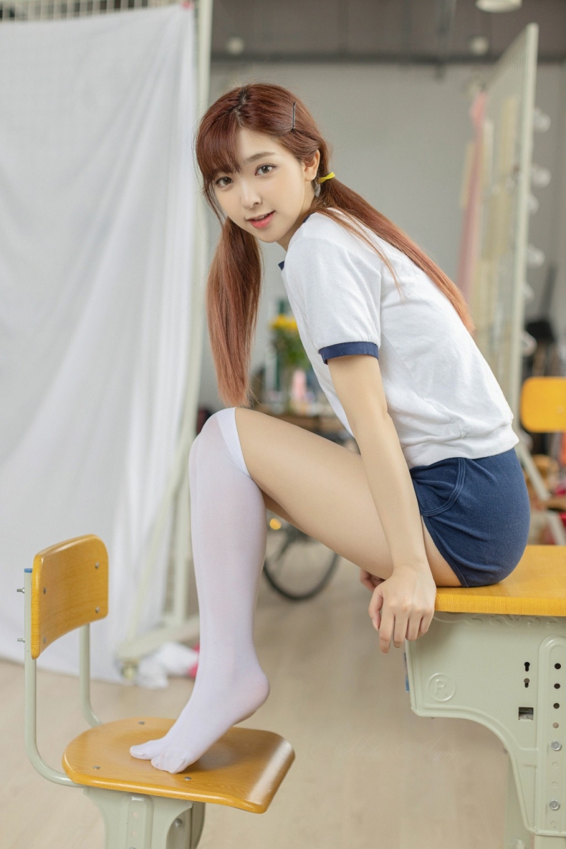 双马尾学生妹白丝美腿教室写真
