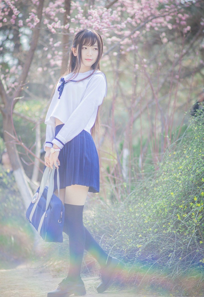 校园女神制服短裙黑丝美腿套图