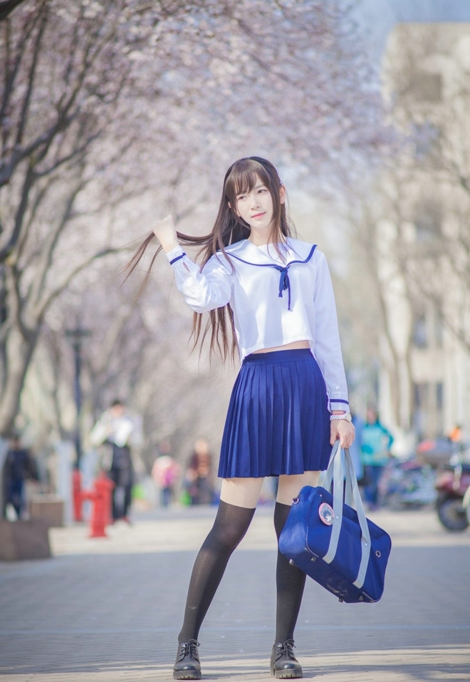 校园女神制服短裙黑丝美腿套图