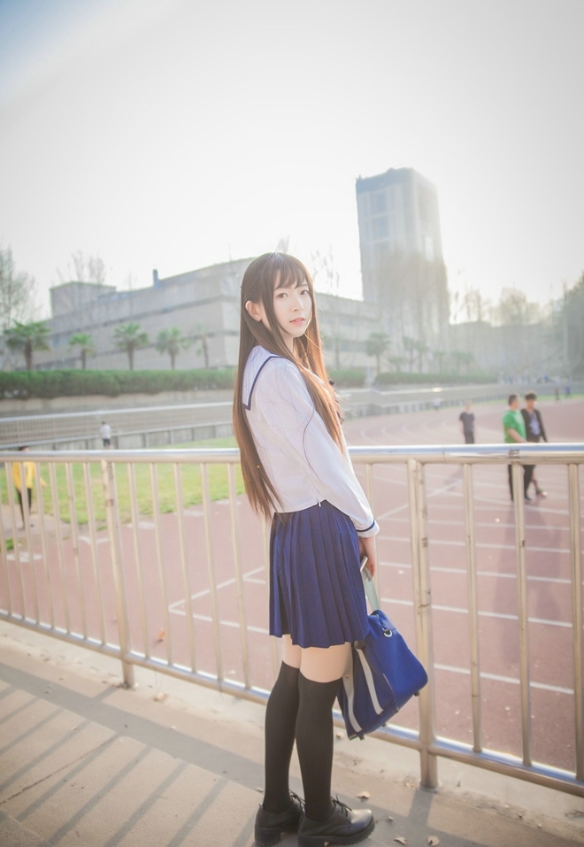 校园女神制服短裙黑丝美腿套图