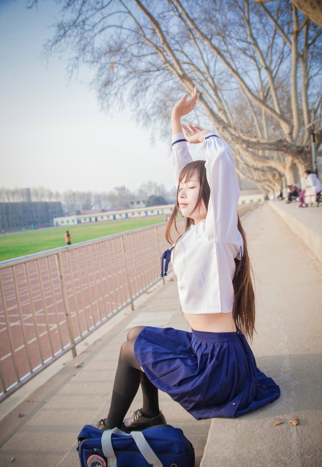 校园女神制服短裙黑丝美腿套图