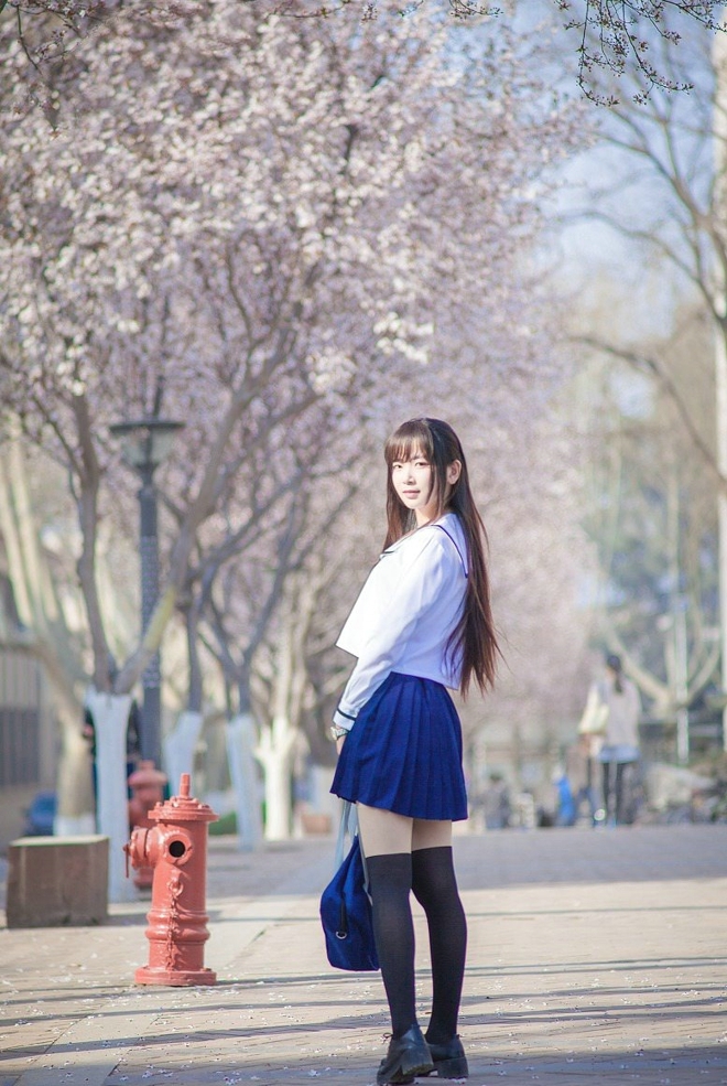 校园女神制服短裙黑丝美腿套图