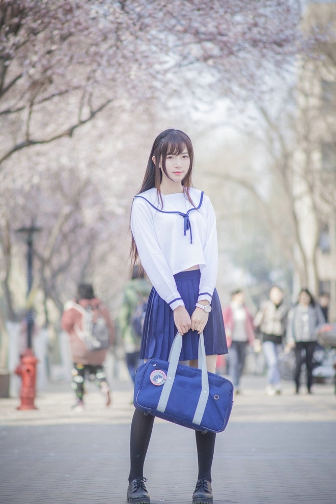 校园女神制服短裙黑丝美腿套图