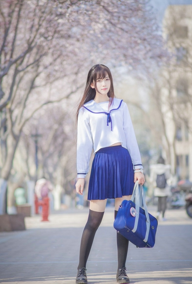 校园女神制服短裙黑丝美腿套图