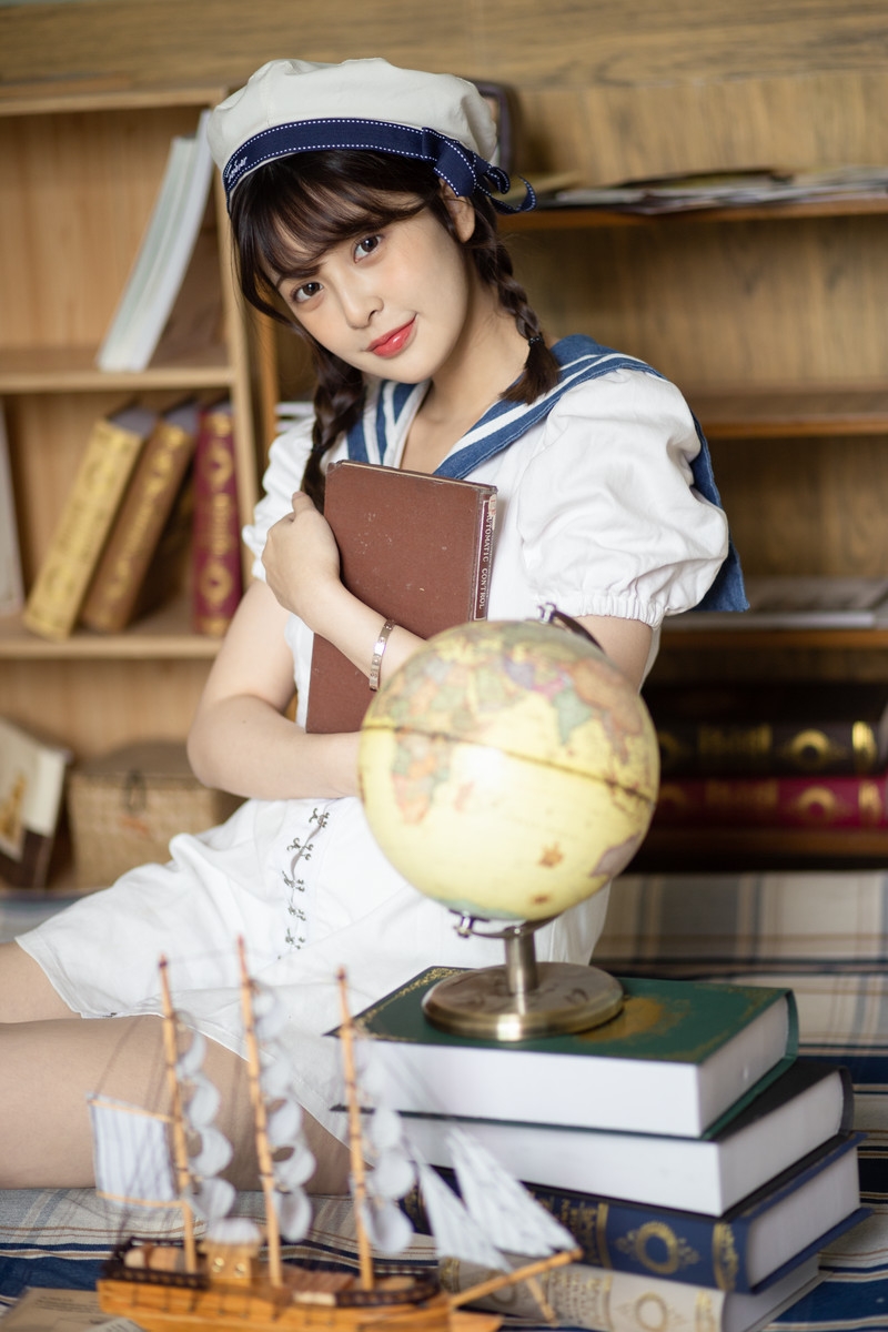 麻花辫美女学院风制服私房写真