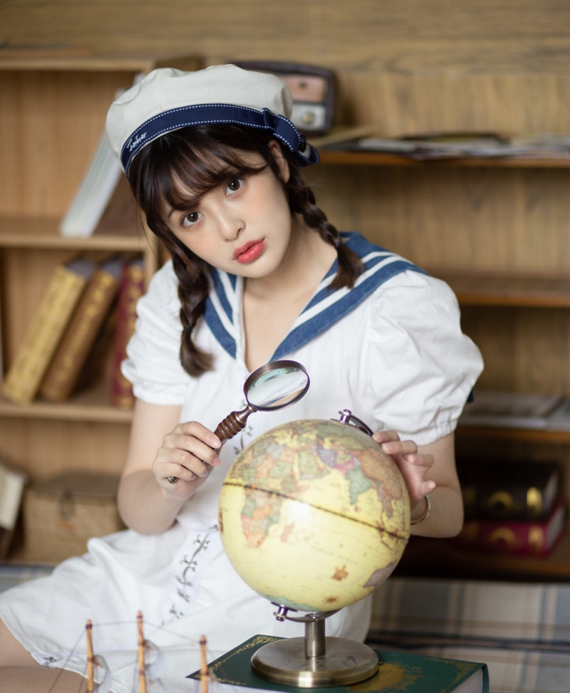 麻花辫美女学院风制服私房写真