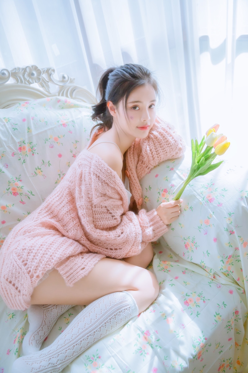 牛奶肌美少女白丝美腿写真套图