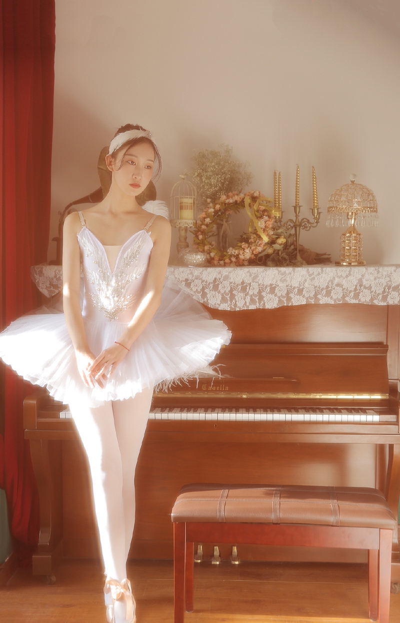 阳光下的芭蕾美女白丝美腿套图