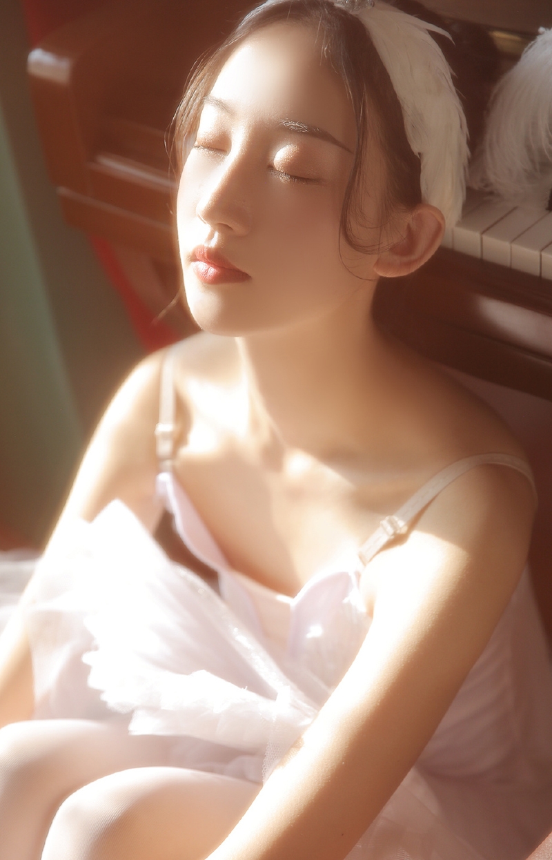 阳光下的芭蕾美女白丝美腿套图