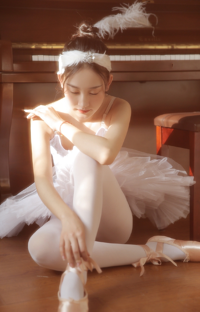 阳光下的芭蕾美女白丝美腿套图